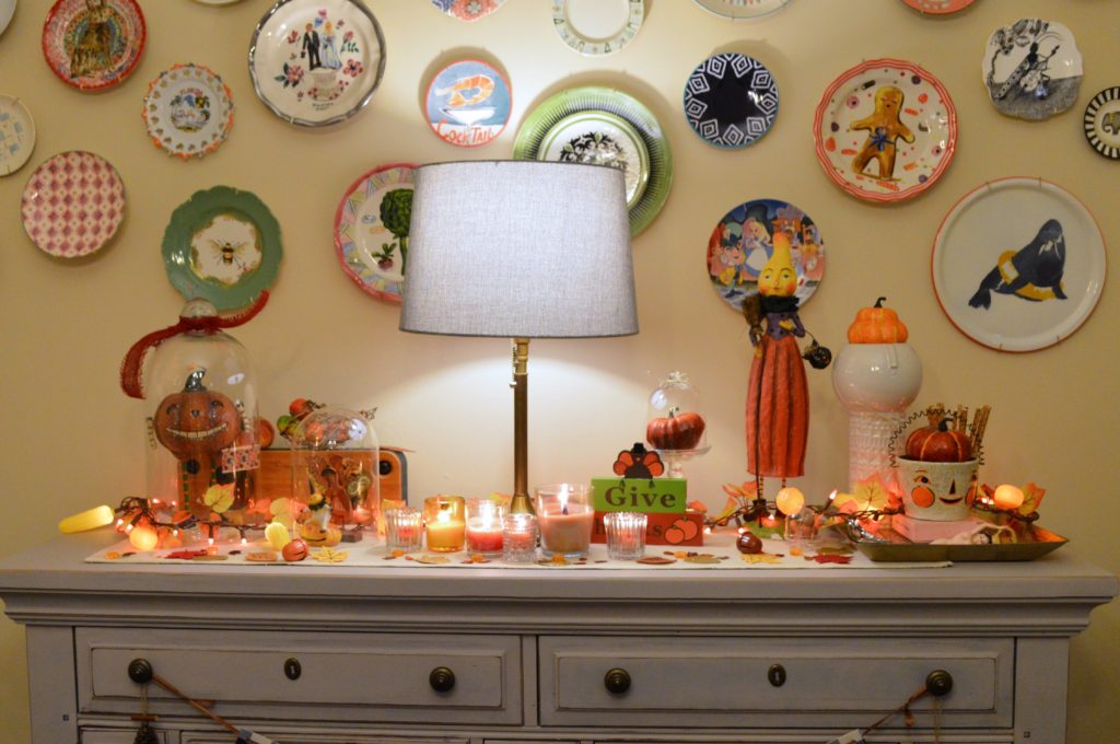 thanksgiving-decor-ideas-friendsgiving-table-and-wall-decorations-from-oh-julia-ann-11