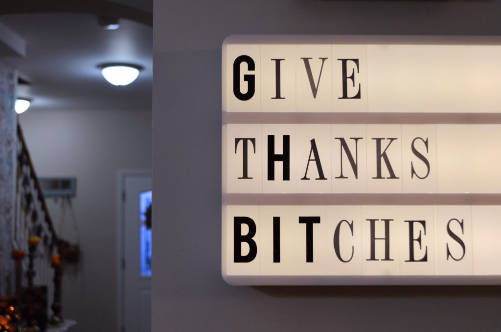 thanksgiving-decor-ideas-friendsgiving-table-and-wall-decorations-from-oh-julia-ann-17
