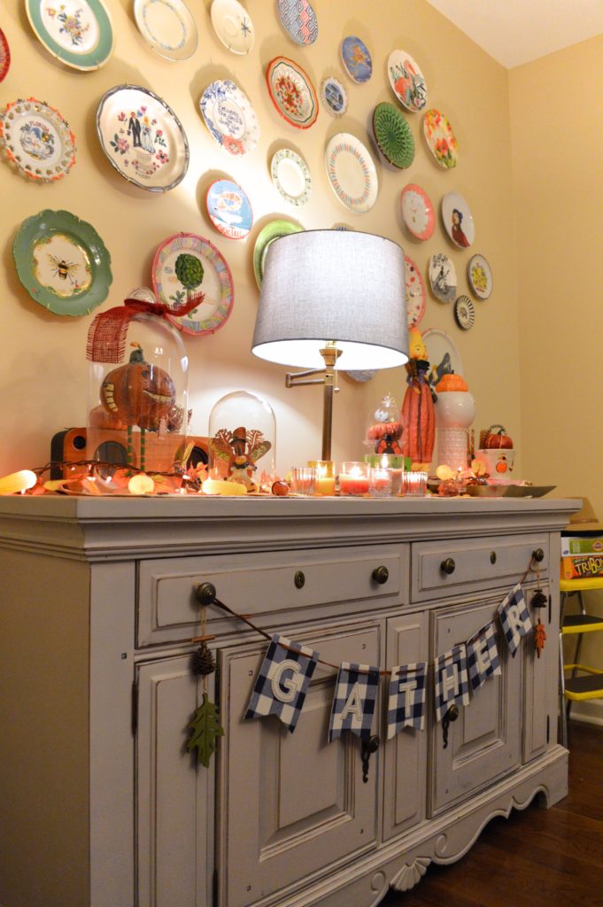 thanksgiving-decor-ideas-friendsgiving-table-and-wall-decorations-from-oh-julia-ann-9