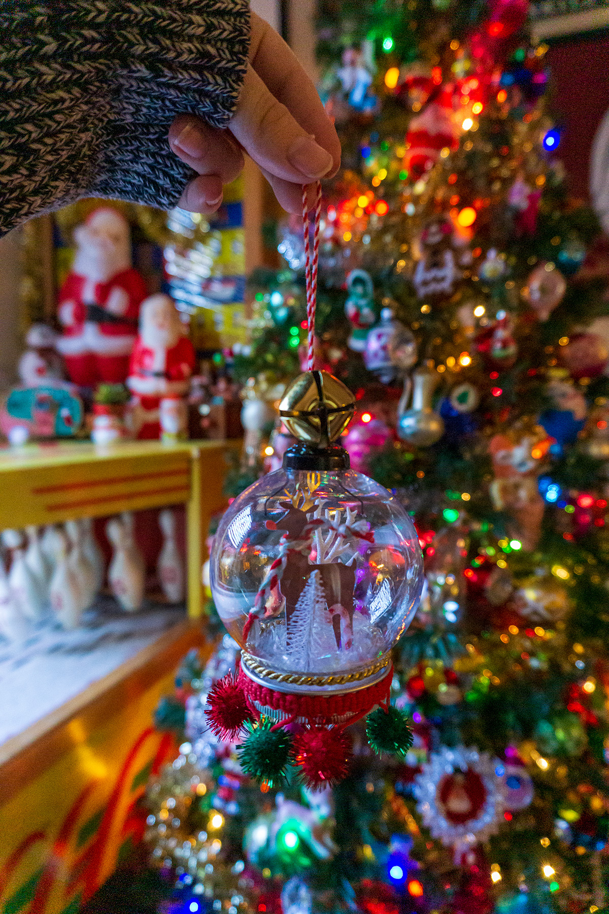 Christmas Crafting: Easy DIY Snow Globe Ornaments from Cupcake Toppers
